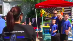 Des garçons tiennent un kiosque de limonade par une chaude journée d’été pour recueillir des fonds dédiés à la famille d’un policier décédé