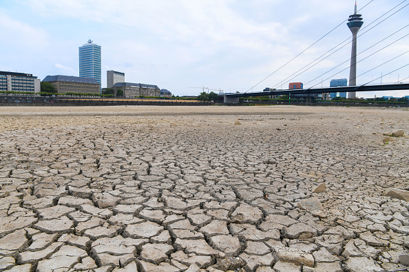 -Le lit du Rhin est séché le 8 août 2018 à Düsseldorf, dans l'ouest de l'Allemagne, pendant la vague de chaleur. Photo de PATRIK STOLLARZ / AFP / Getty Images.