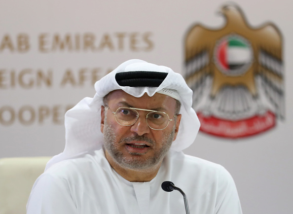 -Le ministre des Affaires étrangères émirati, Anwar Gargash, s'exprime lors d'une conférence de presse à Dubaï, au sujet de la situation au Yémen le 13 août 2018. Les Émirats arabes unis, principal partenaire de Riyad dans la coalition militaire saoudienne combattant les rebelles Huthi au Yémen, demande de ne pas déstabiliser l’Arabie Saoudite. Photo KARIM SAHIB / AFP / Getty Images. 