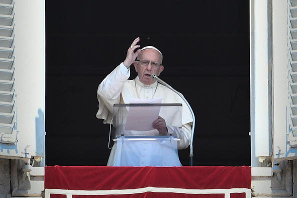 -Le pape François dénonce la tuerie dans une synagogue de Pittsburgh aux Etats-Unis devant les fidèles avant la prière de l'Angélus, le 28 octobre 2018, sur la place Saint-Pierre au Vatican. Photo FILIPPO MONTEFORTE / AFP / Getty Images.