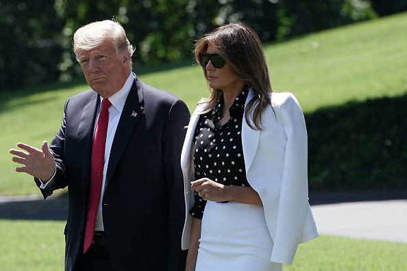 Le président américain Donald Trump et la première dame Melania Trump marchent sur la pelouse sud de la Maison-Blanche le 24 août 2018 à Washington, DC.(Photo : Alex Wong/Getty Images)