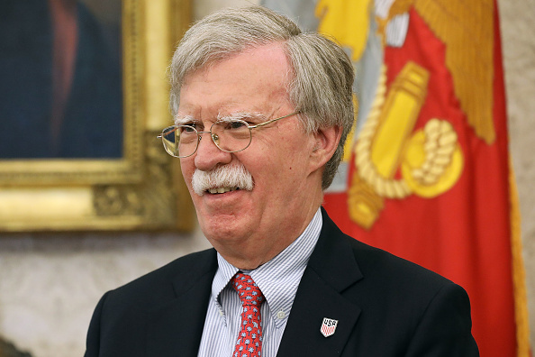 -Le conseiller en sécurité nationale des États-Unis, John Bolton, rencontre aujourd’hui lundi à Moscou le chef de la diplomatie russe Sergueï Lavrov. Illustration, Photo de Chip Somodevilla / Getty Images.