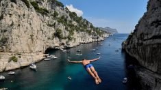 Lionel Franc plonge de 36 mètres de haut dans les calanques et bat son propre record du monde