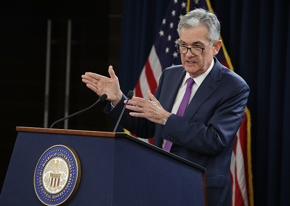 Le président de la Réserve fédérale américaine, Jerome Powell, prend la parole lors d'une conférence de presse le 26 septembre 2018 à Washington, DC. La Fed a relevé les taux d’intérêt à court terme d’un quart de point de pourcentage, les observateurs du marché s’attendant à une nouvelle augmentation cette année et à trois autres l’année prochaine. (Photo : Mark Wilson/Getty Images)