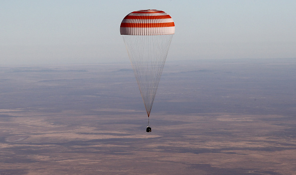 -Deux astronautes américains et un cosmonaute russe sont revenus sur Terre le 4 octobre 2018 pour conclure une mission de six mois à la Station spatiale internationale alors que les tensions entre Washington et Moscou menaçaient un domaine de coopération rare. Photo MAXIM SHIPENKOV / AFP / Getty Images.