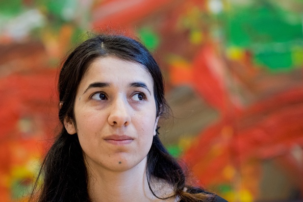 -Nadia Murad victime de viol, a reçu le prix Nobel de la paix 2018 le 5 octobre 2018 pour son travail dans la lutte contre la violence sexuelle lors de conflits dans le monde. Photo JULIAN STRATENSCHULTE / AFP / Getty Images.