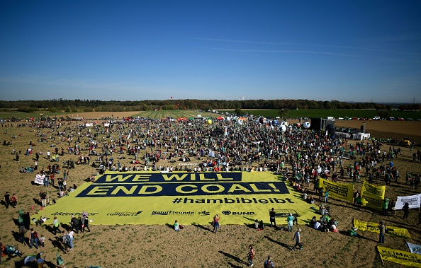 -Des manifestants se sont rassemblés le 6 octobre 2018 près de la forêt de Hambacher Forst, dans le but de protester contre le démantèlement de l'ancienne forêt pour une mine de charbon à ciel ouvert. Photo SASCHA SCHUERMANN / AFP / Getty Images.