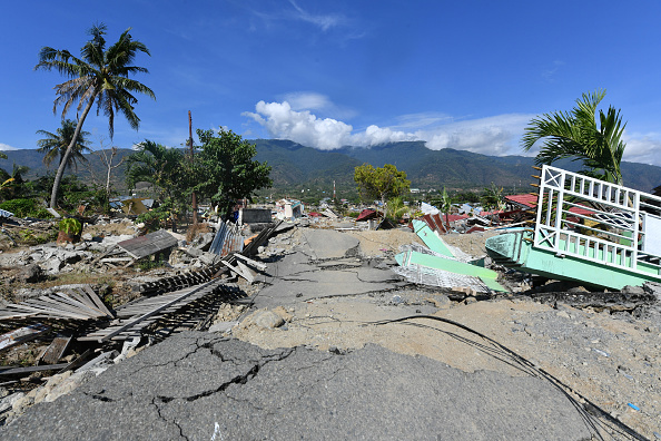 Cette vue générale montre les dégâts causés aux maisons et à la route par la liquéfaction causée par le tremblement de terre dans la région de Balaroa à Palu, très touchée. Près de 2000 corps ont été retrouvés à Palu, a déclaré un responsable le 8 octobre, avertissant que leur nombre augmenterait et que des milliers de personnes étaient toujours portées disparues. Photo ADEK BERRY / AFP / Getty Images.