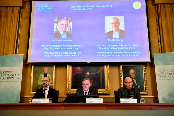 -Per Stroemberg, Goeran K Hansson et Per Krusell annoncent les lauréats du prix Nobel d'économie lors d'une conférence de presse à l'Académie royale des sciences de Suède à Stockholm le 8 octobre 2018. Le prix Nobel de sciences économiques 2018 a été attribué aux économistes américains Paul M Romer et William D Nordhaus. Photo HENRIK MONTGOMERY / AFP / Getty Images.