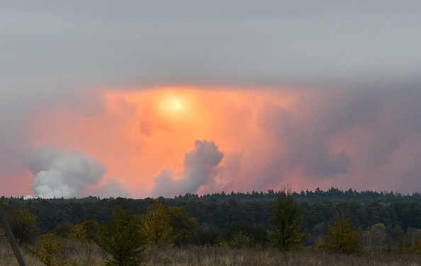 Le 9 octobre 2018. Une boule de feu a été vue dans le ciel depuis le village de Zaudaika, à environ 8 km de l'épicentre d'une série d'explosions dans un dépôt de munitions situé dans la région ukrainienne du nord de Tchernihiv, au nord de l'Ukraine. Photo GENYA SAVILOV / AFP / Getty Images.