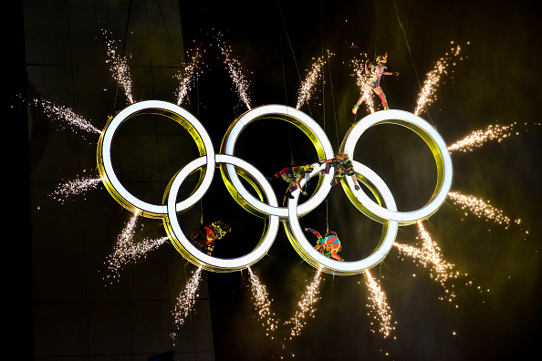 06 octobre : Des artistes de Fuerza Bruta se produisent sur les chaînes olympiques lors de la cérémonie d'ouverture de la jeunesse de Buenos Aires. Photo Amilcar Orfali / Getty Images.