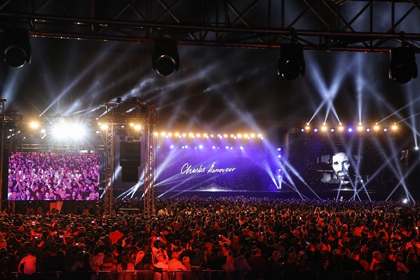 -Des gens assistent à un concert à la mémoire de Charles Aznavour, auteur-compositeur interprète franco-arménien, sur la Place de la République, à Erevan, en Arménie, le 11 octobre 2018. Photo de Ludovic MARIN / AFP/Getty Images.