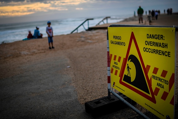 -Le Portugal a placé la plus grande partie du pays en alerte rouge lorsque l'ouragan Leslie s'est dirigé vers son littoral dans ce qui pourrait être la plus violente tempête à frapper le pays depuis 1842. Photo PATRICIA DE MELO MOREIRA / AFP / Getty Images.