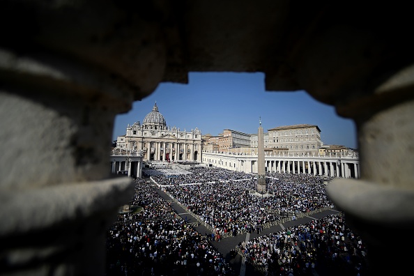 -Vue générale d'une messe pour la cérémonie de canonisation du pape Paul VI et de l'archevêque salvadorien Oscar Romero, martyr, sur la place Saint-Pierre au Vatican, le 14 octobre 2018. Photo FILIPPO MONTEFORTE / AFP / Getty Images.