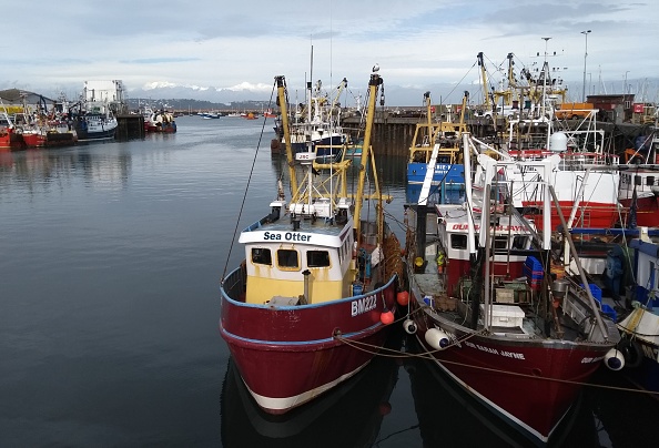 -Des chalutiers dans le port de Brixham, au sud de l'Angleterre, le 11 octobre 2018. Les tensions sont fortes entre les flottes de pêche française et britannique en raison de la guerre des pétoncles, mais le Brexit pourrait changer complètement le jeu en redessinant les lignes de bataille dans la Manche. Photo ROBIN MILLARD / AFP / Getty Images.