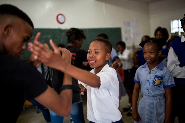 Des filles et des garçons reçoivent des cours de self défense organisés par l'ONG Action Breaks Silence (ABS). (GULSHAN KHAN/AFP/Getty Images)