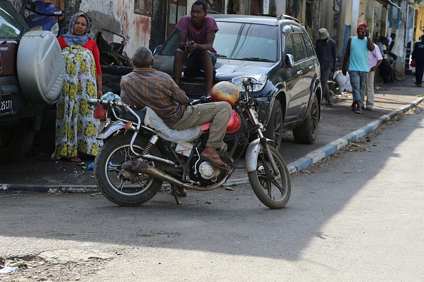 -Les habitants de l'île de Comores, la ville principale d'Anjouan, Mutsamudu, se tiennent près d'un carrefour dans le quartier de Chitangani le 19 octobre 2018 à Anjouan, aux Comores. Les forces de sécurité comoriennes ont intensifié leur répression contre les rebelles anti-gouvernementaux sur l'île d'Anjouan. Photo YOUSSOUF IBRAHIM / AFP / Getty Images.