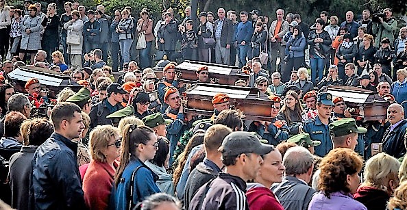 -Le 19 octobre 2018. Un adolescent armé a tué 20 personnes et blessé des dizaines d'autres avant de se tuer dans un collège technique où il était étudiant le 17 octobre 2018. Il s'agit du pire massacre de ce genre dans l'histoire du pays. Photo ANDREY PETRENKO / AFP / Getty Images.