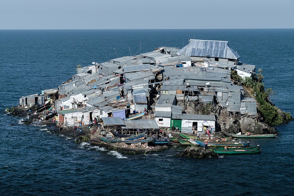 -Une photo prise le 5 octobre 2018 montre une vue générale de l'île Migingo, densément peuplée par des résidents pêchant principalement la perche du Nil dans le lac Victoria, à la frontière entre l'Ouganda et le Kenya. Photo YASUYOSHI CHIBA / AFP / Getty Images.