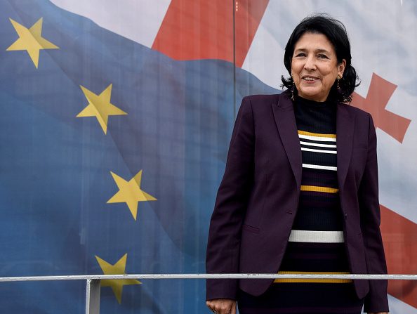 La candidate à la présidentielle pro-gouvernementale Salomé Zurabichvili pose devant le bureau de sa campagne avant les élections du 28 octobre à Tbilissi. Photo de Vano SHLAMOV / AFP/ Getty Image.