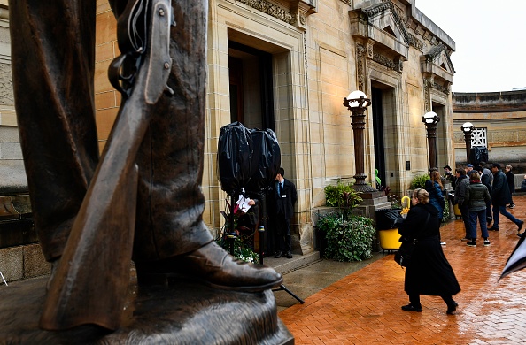 -Les gens arrivent pour une veillée devant la synagogue, au Mémorial des soldats du comté d'Allegheny, le 28 octobre 2018, à Pittsburgh en Pennsylvanie. : Photo BRENDAN SMIALOWSKI / AFP / Getty Images.