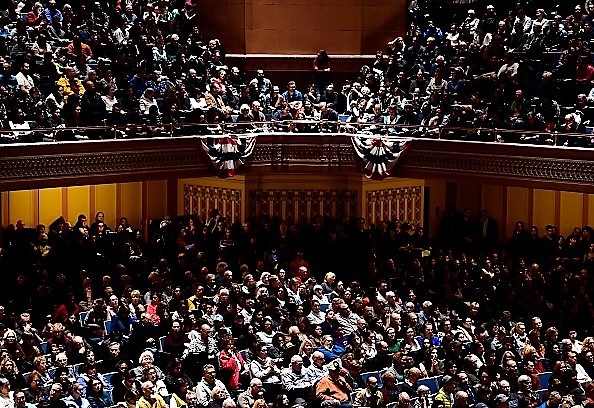 -Les gens assistent à une veillée pour se souvenir des victimes de la fusillade qui avait eu lieu la veille à la synagogue de « l’arbre de vie » au Mémorial des soldats du comté d'Allegheny, le 28 octobre 2018, à Pittsburgh, en Pennsylvanie. : Photo BRENDAN SMIALOWSKI / AFP / Getty Images.