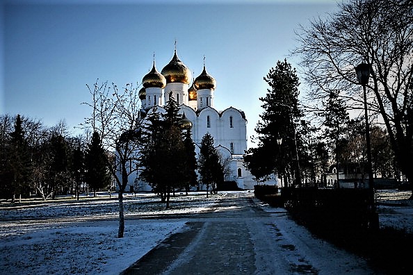 -Une vue générale de la cathédrale Uspensky à Yaroslavl, Russie, lieu de culte orthodoxe. Photo de Harry Engels / Getty Images.