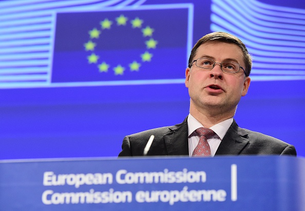 "La balle est maintenant entre les mains du gouvernement italien", a lancé le vice-président de la Commission, Valdis Dombrovskis, regrettant que Rome aille "ouvertement, consciemment, à l'encontre des engagements pris". (Photo : EMMANUEL DUNAND/AFP/Getty Images)