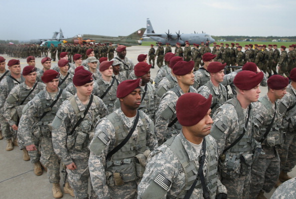 -Des membres de la 173e brigade aéroportée de l'armée américaine défilent devant une unité de parachutistes polonais après une cérémonie organisée lors de l'arrivée des troupes américaines par avion sur une base de l'armée de l'air polonaise Photo de Sean Gallup / Getty Images.