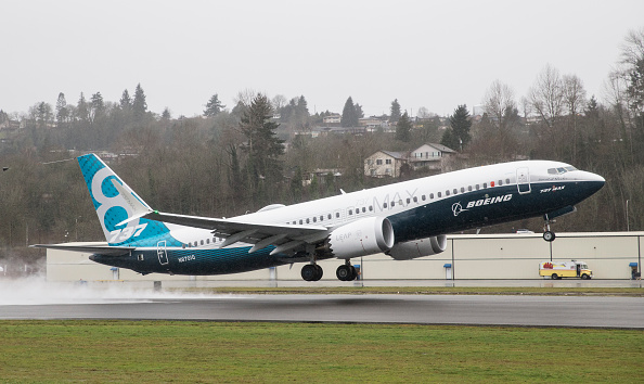 -Un avion de ligne Boeing 737 Max 8 décolle pour son premier vol le 29 janvier 2016 à Renton, Washington. Le 737 MAX est l'avion de ligne le plus récent de Boeing, doté de moteurs plus économes en carburant et d'ailes redessinées. Photo de Stephen Brashear / Getty Images.