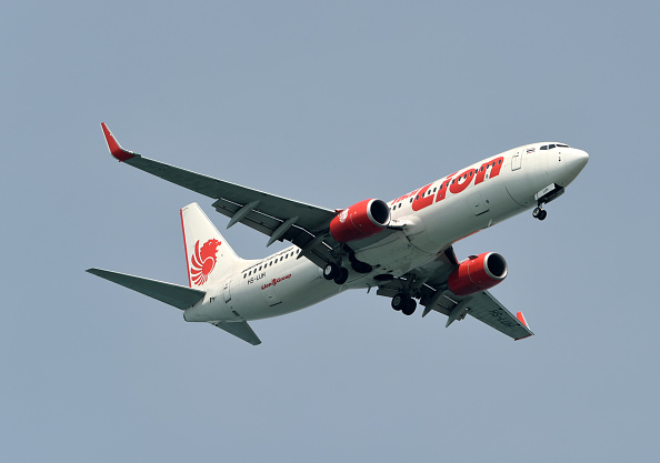 -Un avion du Lion Air Boeing 737-800 s'apprête à atterrir à l'aéroport international Changi de Singapour. Photo ROSLAN RAHMAN / AFP / Getty Images.