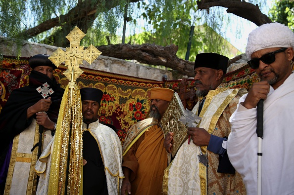 -Des prêtres chrétiens orthodoxes éthiopiens prient lors de la cérémonie du « lavage des pieds », l'une des célébrations de la Pâques orthodoxe, dans la chapelle Deir al-Sultan sur le toit du Saint-Sépulcre, dans la vieille ville de Jérusalem. Photo GALI TIBBON / AFP / Getty Images.