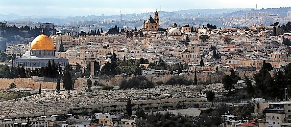 -Une vue générale de la vielle vile d’Israël montre le dôme du rocher situé dans l'enceinte de la mosquée Al-Aqsa. Photo THOMAS COEX / AFP / Getty Images.