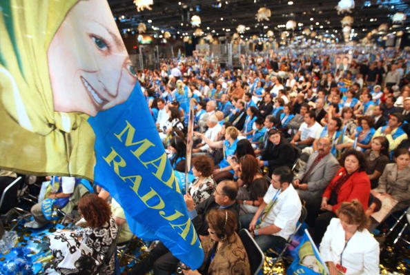 -Maryam Radjavi, une dirigeante du chef des Moudjahidines du peuple iranien, est photographiée devant des partisans participant à sa réunion du 27 juin 2008 à Villepinte, près de Paris, pour protester contre le laxisme de l’Union européenne à l’égard du régime iranien. Photo : MEHDI FEDOUACH / AFP / Getty Images.