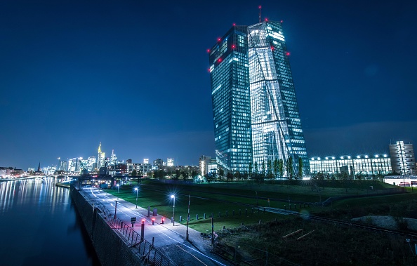 -Le siège de la Banque centrale européenne (BCE) brille à la dernière lumière du jour à Francfort-sur-le-Main, dans l'ouest de l'Allemagne.  Photo : BORIS ROESSLER / AFP / Getty Images.