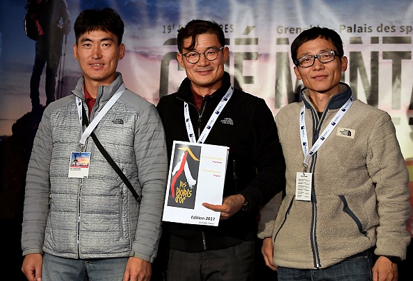 -L’expédition était menée par l'alpiniste chevronné sud-coréen Kim Chang-ho, placé au milieu de la photo. JEAN-PIERRE CLATOT / AFP / Getty Images.