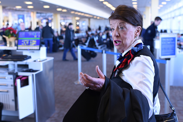 -Bette Nash, 81 ans, hôtesse de l'air la plus ancienne au service d'American Airlines, marche dans les couloirs de l'aéroport après avoir débarqué de son vol de retour quotidien pour Boston. Aux États-Unis, les pilotes doivent prendre leur retraite à 65 ans, mais aucune restriction de ce type n’est imposée aux agents de bord, dont Bette Nash est probablement la plus ancienne au monde. Photo ERIC BARADAT / AFP / Getty Images.