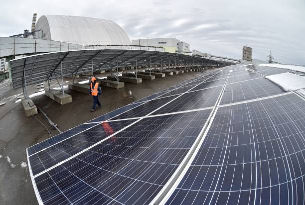 -L'Ukraine  se prépare à lancer sa première centrale solaire pour faire revivre le territoire abandonné. La nouvelle centrale électrique d'un mégawatt est située à une centaine de mètres du nouveau "sarcophage". Photo GENYA SAVILOV/AFP/Getty Images.