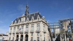 La mairie de Saint-Denis, à côté de la Basilique des rois de France, joue tous les midi «Le Bon Roi Dagobert»