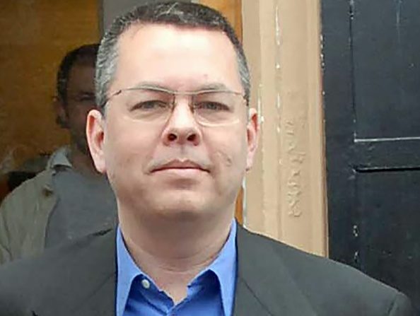 -Andrew Brunson, un pasteur américain détenu depuis un an et demi en Turquie dans le cadre d'une affaire qui pèse davantage sur les relations entre Ankara et Washington, doit être jugé pour des accusations liées au terrorisme. Brunson, qui dirigeait une église dans la ville d'Izmir, dans l'ouest du pays, a été arrêté par les autorités turques en octobre 2016, puis placé en détention provisoire. Le dénouement semble proche. Photo agence de presse Dogan STR / AFP / Getty Images.