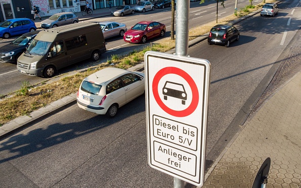 -La Max Brauer Allée de Hambourg avertit les automobilistes que dès  le 31 mai 2018, les véhicules à moteur diesel seront interdits d’utilisation dans ce tronçon de route dans la ville du nord de l’Allemagne. Hambourg est la première ville allemande à interdire les véhicules à moteur diesel anciens sur la route. Photo DANIEL BOCKWOLDT / AFP / Getty Images.