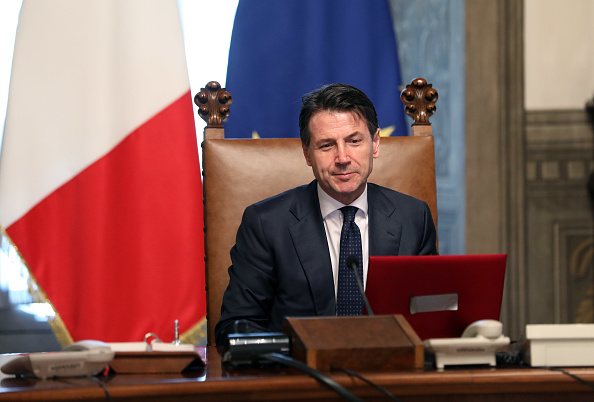 Le Premier ministre italien, Giuseppe Conté, assiste à la première session du conseil des ministres qui se tiendra au Palazzo Chigi le 1er juin 2018 à Rome, en Italie. Le professeur de droit Giuseppe Conte a été choisi comme nouveau Premier ministre italien par le dirigeant du Mouvement des 5 étoiles, Luigi Di Maio, et le président de la Ligue, Matteo Salvini.  (Photo : Elisabetta Villa/Getty Images)