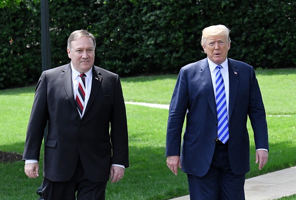 -Le secrétaire d'État Mike Pompeo et le président américain Donald Trump se sont entretenus au retour de son déplacement à Ryad. Photo : Olivier Douliery-Pool / Getty Images.