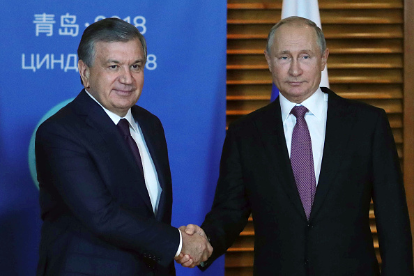 Le président russe Vladimir Poutine (à droite) a rencontré son homologue ouzbek Chavkat Mirzioïev en marge du sommet de l'Organisation de coopération de Shanghai (OCS) à Qingdao le 9 juin 2018.(Photo : MIKHAIL KLIMENTYEV/AFP/Getty Images)