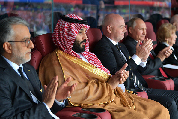 -Le 14 juin : le Cheikh Salman ben Ibrahim al Khalifa, président de la Confédération asiatique de football, le prince héritier saoudien Mohammed Bin Salman Al Saud, le président de la FIFA, Gianni Infantino, et le président russe Vladimir Poutine lors de la cérémonie d'ouverture précédant la FIFA 2018 Coupe du monde en Russie. Photo de Pool / Getty Images.