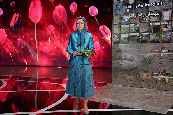 -Maryam Radjavi, dirigeante des Moudjahedines du peuple d’Iran, tient des tulipes rouges lors de la rencontre « Free Iran 2018 the Alternative », organisée par les Moudjahedines du peuple d’Iran, à Villepinte. Photo ZAKARIA ABDELKAFI / AFP / Getty Images.