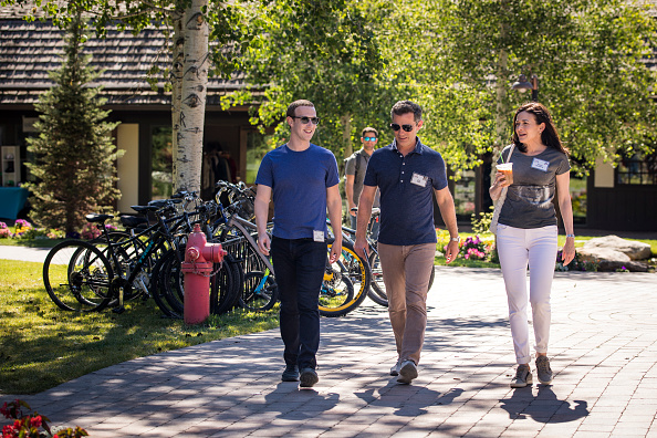 -Mark Zuckerberg, président-directeur général de Facebook, Dan Rose, vice-président, et Sheryl Sandberg, directrice de l’exploitation de Facebook, assistent à la conférence annuelle Sun Valley, 12 juillet 2018 Idaho. Photo de Drew Angerer / Getty Images.