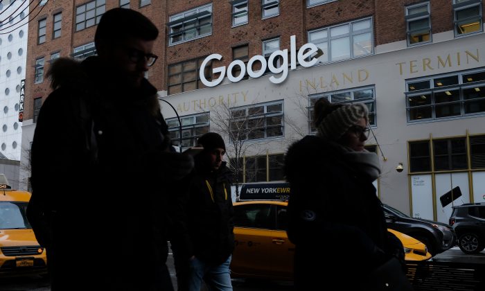 Des gens passent devant un immeuble à bureaux de Google à New York le 30 décembre 2017. (Sean Gallup/Getty Images)