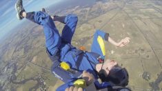 Un homme fait une crise d’épilepsie lors d’un saut en parachute. Il est sauvé par un instructeur