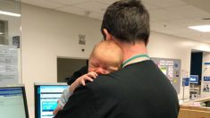 Une superbe photo montre un médecin en train de câliner le bébé d’une patiente dans l’exercice de ses fonctions aux urgences